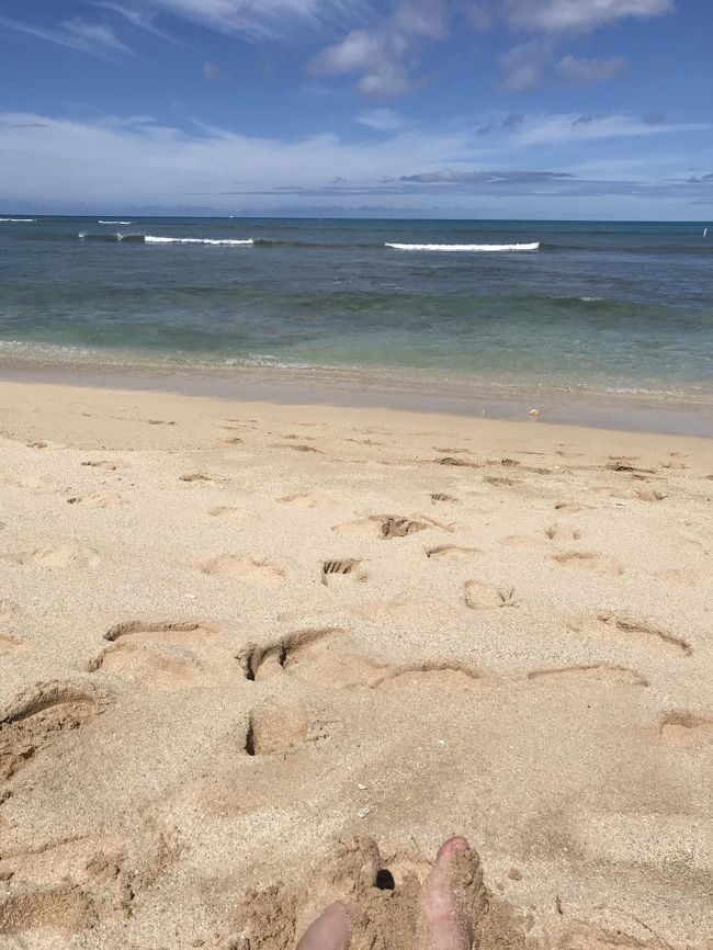 なんと言っても１人なので<br />ライフガード（まだいませんが）の<br />近くに、ヨッコイショ！<br /><br />近くに女性１人でのんびりしてる人が<br />パラパラいてなんだかホッとする。<br />団体のものすごいテンションの観光客は<br />この時間まだ寝てるかな（笑）。