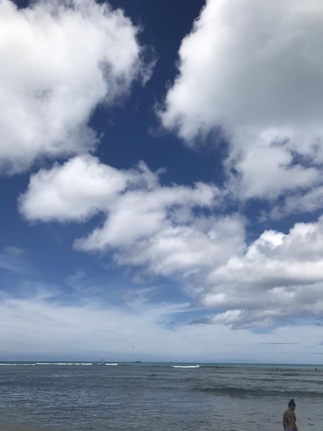 空に手が届きそう！<br />雲をぼーっと見る贅沢な時間。<br /><br />さぁ一度ホテルに戻って<br />今日はカハラモールに行ってみます。