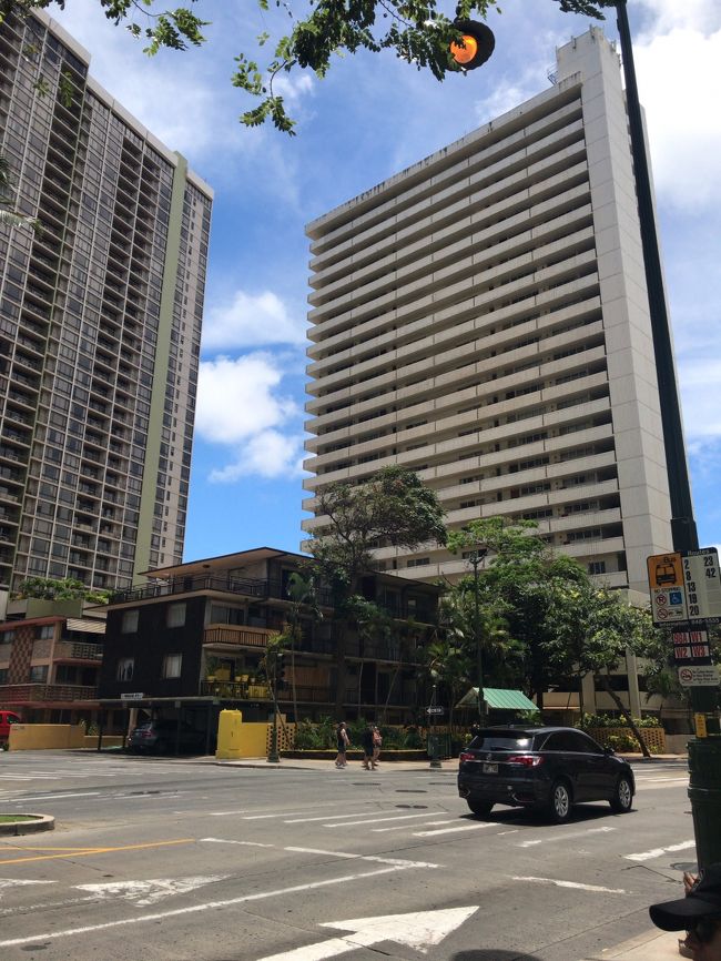 ホテルのすぐ近くにバス停があり便利。<br />でもお目当のバスがなかなか来ず。<br /><br />ウーバーにすれば良かったか、、、とも<br />思いましたが、バス停にいるといろんな<br />人が行き交うので、これをみてるのも<br />いい時間つぶしに。<br /><br />そうこうしてるうちにバスが来ました。<br /><br />写真：バス停での景色