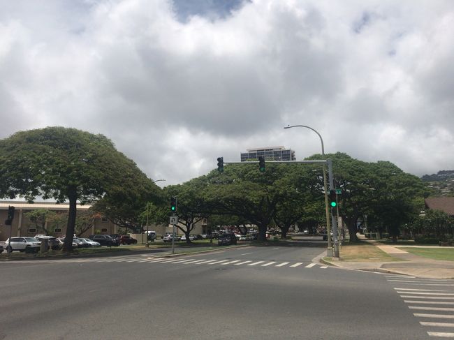 バスは親子連れもいたので<br />カハラモール？と思ったら<br />ダイヤモンドヘッドがお目当てだったようで<br />ここのバス停で降りたのは私だけでした。<br />木が大きくて絵になる！<br /><br />グーグルマップでカハラモールを<br />確認しつつ、信号を渡る。<br />アラモアナのような規模ではありませんが<br />ちょうど良い感じのショッピングモール。<br />あまり日本人はいない。