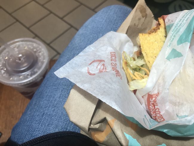 先ほどビーチに行ったせいか<br />お腹が空いていたので、タコベルへ直行！<br /><br />結構混んでいたけど、そんなに待つことなく<br />タコスをゲット！サクサクで美味しい！！！<br />これは食べささる、、、