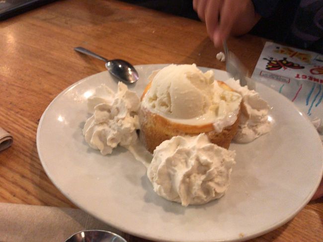 家で着替え、そうこうするうちに<br />友人家族とのディナーの時間に！やばい！<br /><br />なんとか約束の時間に間に合い<br />夕食を！締めのデザートは、甘～いスポンジケーキの<br />上にアイスとホイップのこれでもかーといもの。<br />旅のいい思い出になる甘さ！