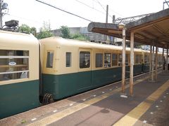 在良駅で少々停車。反対側に違う色の車輌が！( ゜o゜)
こちらは、北勢線開業100周年記念（2014年）に作られた旧北勢線の復刻カラーらしいです！
出逢えてよかったです♪