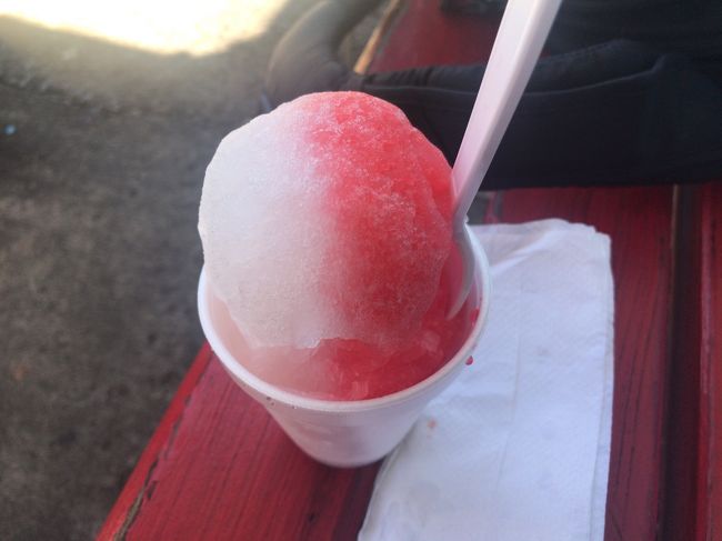 レインボーはべたかな～なんて迷ってしまい<br />結局、ストロベリーとココナッツの味にしました。<br />ココナッツがあっさりしていて良かった！<br /><br />入り口横でそんなこんなで私が食べていると<br />次から次えとお客が来る来る。<br /><br />滞在時間が短いだけで、お客さんが結構<br />来ていた。ここでTシャツもゲット！<br /><br />そうそうここは現金のみですので要注意です！<br />ATMもお店の中にあるけどね（笑）。