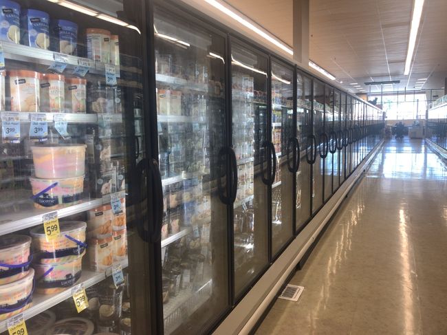 ここのずーっと先までアイスクリーム！<br />もう何が起きているのかわかりません。<br /><br />結局、ウロウロ１時間半いてすっかり身体が冷える。