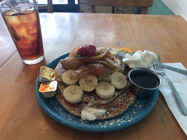 さらに先に進むと、ちょっと雰囲気が<br />よくない感じで、気をつけつつ進む。<br />ホームレスなどもいる。<br /><br />そしてフードランドが見えてその奥に<br />カフェカイラがあります。<br />ここも今回が初めてです。<br /><br />混んでるんだろうといつも敬遠して<br />いましたが、今日は空いてました。<br />時間も１４：００過ぎなので。<br />愛想のいい店員さんたち、そして<br />間違いなく美味しいパンケーキ！<br />でも多くてお持ち帰りしました！<br /><br />帰りはお持ち帰りのボックスも持っていたので<br />この旅初のウーバーでホテルに帰りました。<br />愛想は全くないドライバーさんでしたが<br />車内はとても綺麗でした。<br />