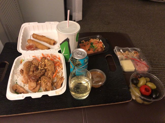 本日の夕食。<br />色々ありますが、残り物、アルコール<br />並べてみました。<br />ABCマートで買った<br />サーモンのポキが美味しかった！