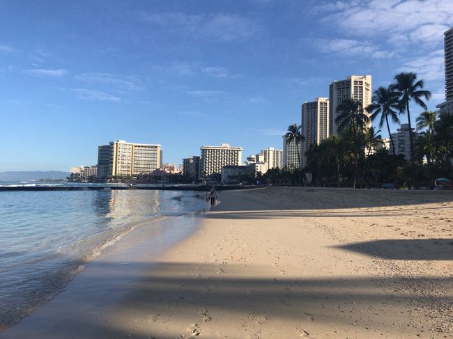 こんなに人がいないワイキキ。<br />朝はのんびりしていて大好きです！