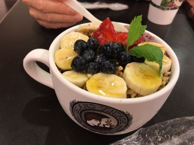 あて、友人の車に乗り込み空港へ！<br />の、前にアラモアナショッピングセンターで<br />アサイー初体験。ドリンクは飲んだことあるけど<br />どーかな？と思いきや、なかなか蜂蜜との<br />相性がよく美味しい！<br />食べてみるもんですね！<br />今回の旅はこういうの多いです。