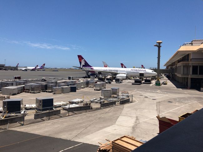 空港では、チェックインまでかなり<br />待たされ、さらにセキュリティーでも<br />並び、時間がギリギリ状態で搭乗ゲートへ。<br /><br />２０年ぶりに再開し、友人に見送られるのは<br />本当に辛くもあり、幸せでもあります。<br />最後のハグで涙が止まらなくなってしまいました。<br />本当に涙腺がゆるい。