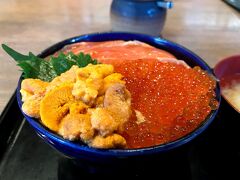 北海道に来たからには食べたい海鮮丼。
観光客向けの有名どころなのか、開店前からすでに行列が！
並んでいるのは大半が外国の方の模様。私も列に並んで待っていたらすぐに入れました。

注文したのは三色丼。
海の宝石箱や～～～～～！
朝から贅沢な気分が味わえました。美味しかった～
