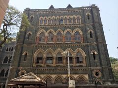 The Bar Council of Maharashtra and Goa.
渋い金色っぽい色の窓のふちどりが、建物の雰囲気に合ってます。