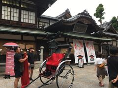 道後温泉本館の正面。工事中ですが、正面の趣はあります。