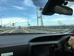 10時過ぎにホテルを出発し、1時間くらいでしまなみ海道へ。橋が見えてきた！！