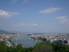 駐車場でバスを降り、坂道を歩いていくと展望台がありました。展望台からはドナウ川沿いに広がるブダペストの町並みが一望できました。
