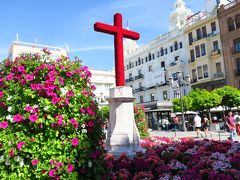 途中のテンディーリャス広場でも、先ほど見た花で飾られた十字架がありました。
何かのイベントなのかな？と後で調べたら5月1日はコルドバでは十字架祭りだそうです。
色んな所で地元の人たちがお酒飲んだり音楽を楽しんだりしてましたね。