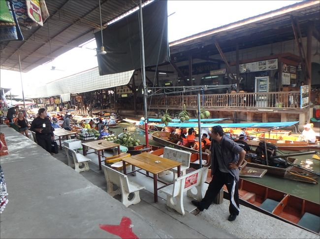 わぁーー！ (^▽^)<br /><br />すごーーい！！<br /><br />思っていたよりずっと大きくて、すごい活気！！<br />雰囲気に圧倒されてしまいます！