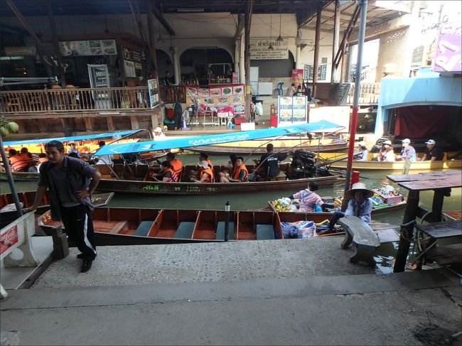 もう、すぐ目の前に<br />このような舟乗り場がありました。<br /><br />手漕ぎの舟と、ディーゼルのボートがあって選べるそうで、<br />迷わず手漕ぎを選びました。30分 400バーツ。<br /><br />近くにチケット売り場があってそこでお金を払いました。