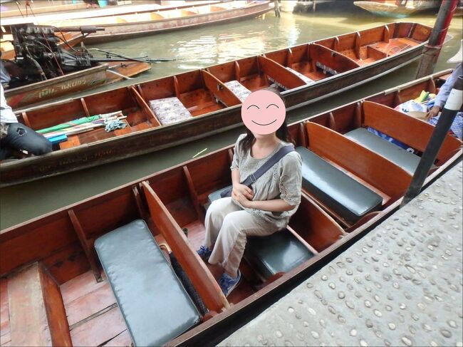 乗りましたー！(^▽^)<br /><br />最初、ポンさんに「１人で乗れますか？ あっちで待っているから」と、言われたけど、<br /><br />さすがにこの舟に１人じゃ目立つし、ガイドや写真もお願いしたかったので、ぜひポンさんも一緒に！と言って、後ろに乗ってもらいました。<br /><br />やっぱりこういう時が、女性のガイドさんだと非常に助かります。