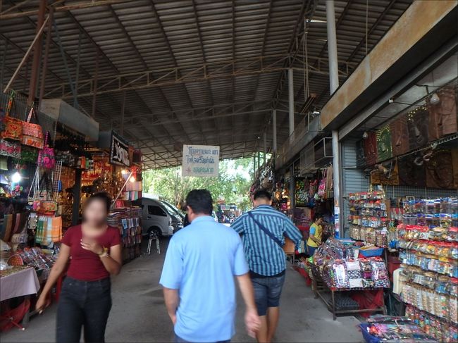 ここは、入口のあたりから<br />もうすでにこのような観光客用のお土産屋がびっしりと立ち並び、