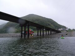 こちらがスタート地点。カヌーに慣れるため、しばらく沈下橋の近くで練習です。
しかしほんと風が強い！転覆しないように風に向かって船を向けるようにとの指示。転覆はやだよー。そして、一生懸命漕いでるのに意外と進まない！こりゃ大変そうだ。