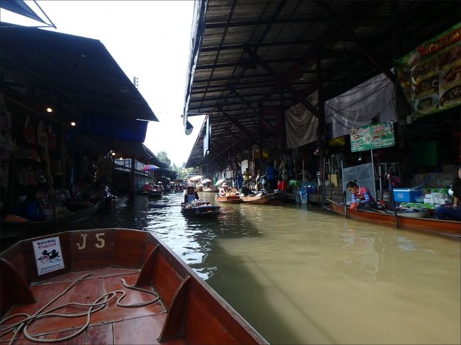 いやー、素晴らしいです。ここの雰囲気最高ですね！<br /><br />まさにタイの原風景～！っていう感じで。(>▽<)<br /><br />このマーケットは、伝統文化の保護と観光客誘致のために政府によって造られたそうですが、19世紀の終わり頃までは普通にこのような運河があちこちにあって、この水路網の整備によって、水上商業都市として発展していったんですもんね～。<br /><br />まさに、東洋のヴェニスと言われるとおり。往時の姿が偲ばれるようです。