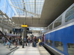 シャルル・ドゴール空港駅　Aéroport Charles-de-Gaulle 2 - TGV　に着いた。
到着予定時刻　１４：４１
到着時刻　１４：４５　えらいことや。４分も遅れた！！