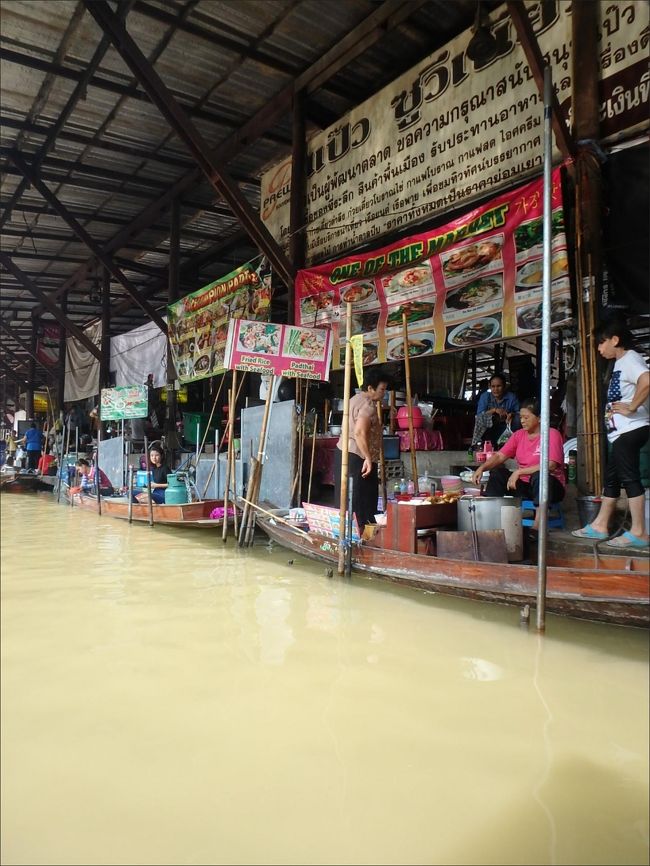 運河の両側にびーっしりと連なる、飲食店やお土産屋さん。