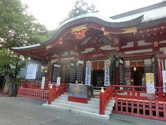 駿府城公園から歩いて２０分ほどで静岡浅間神社に到着です。

早速スタンプを・・・。ここで問題が！！
スタンプのインクが心もとないのです。試しに持っていたメモ用紙に押してみましたが、印影も薄く、布に押してどうなのだろうか？
でも、折角来たのだからと、押したところ・・・結果はこの旅行記の表紙にある通り、全体の形はわかるけど細かいところはわからない。
ハンカチは、スタンプが全部そろったら、一度洗ってから使ってね。洗うとスタンプが薄くなることもあるよと注意書きがあったけど、これ、洗ったら消えてしまいそう。
二か所続けてスタンプのインクが薄いと、次のところに足を運ぶのも考えてしまう。ガッカリしている母は、すでにモチベーション駄々下がり。

スタンプラリーを開催していてスタンプがちゃんとしていないのって本末転倒じゃないかなと。
スタンプ台のインクの補充等について、静岡市役所ＨＰの問い合わせフォームから質問をしてみました。（6/3に）何かお返事があったらご報告したいと思います。
（担当部署への直接のメールよりも、問い合わせフォームの方が手順に沿っているかと思ったのだけどどうなのだろう？）
