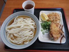 讃岐富士山麓にある「純手打うどん　よしや」で遅めの朝食。
ぶっかけうどん中（320円）に塩麹とり天（140円）。
これまで食べたうどんの中でも記憶にないくらいコシのあるうどんで、出汁もおいしく、全部飲んでしまった。
