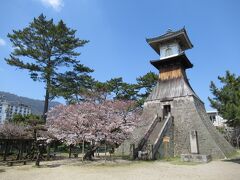 丸亀駅からJR予讃線・土讃線で琴平駅へ移動。今日はJRでの移動はほとんどないので、18きっぷは使わず。
琴平駅のコインロッカーに不要な荷物を入れて、20年振りの金刀比羅宮へ。その前に琴電琴平駅近くにある高灯籠に寄り道。日本一の高さ（27m）の灯籠らしいが、丸亀城に負けず劣らずの美しい曲線の石垣も素晴らしい。