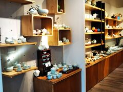 茶器を買いたくて、茶藝館を出て、永康街を歩きます。
ガイドブックにも載っていたお店に入ります。
安達窯さん。
