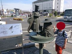  上野市の駅前にはメーテルと鉄郎の銅像があります。