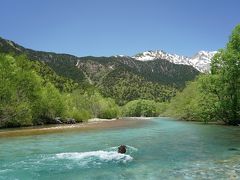 　ここは梓川の本流ではないかもしれませんが、ブルーの色がきれいに出ている場所の一つでした。穂高連峰もバックにしてきれいな景色。