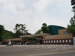 円山動物園。
特にリサーチしていなかったのですが「第2駐車場」に車を停めたら、近い入口は正門でした。(より広い第1駐車場は、西門に近いみたいです。)