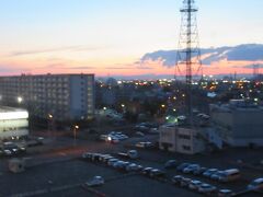 釧路ロイヤルインに戻って。
午後7時半。釧路の夕焼けがきれいでした。
明日もいいお天気になりそう♪

（つづく）