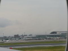 羽田から約2時間のフライトで、福岡空港に到着。

到着便で混みあっていて、着陸許可がおりずにしばらく上空で待機となりました。
