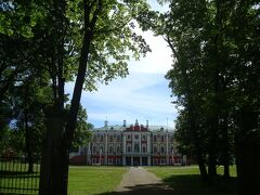 公園の中を突っ切ると宮殿が見えてくる