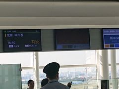 羽田空港到着。
羽田空港では荷物のピックアップはないので楽ちん。
連絡バスで国際ターミナルへ向かう際、多くの報道陣と警戒態勢の警備が・・・。
トランプさんが来日するからか？

手荷物検査は結構厳しかった。いつもは問題なくスルーしていましたが海外並みにスニーカーを脱がされる厳しさ。
出国手続きは、機械にパスポートを翳して画面とにらめっこ。
出国スタンプはありませんでした。変わったんですね。

で、搭乗口へ向かう途中何やら重々しい雰囲気の集団がゾロゾロ。
初めて見ました、手錠につながれた集団が並走して連行されていました。
恐らくタイでの集団詐欺グループかと思います。