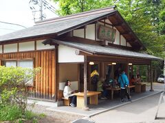 駐車場と参道の間に、六花亭 神宮茶屋店があります。
六花亭ファンとしては是非来てみたかったところ。
