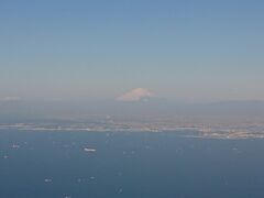 羽田空港近くになると、富士山が見えました。