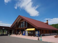 昼食の為、余市に向かうのに、少し寄り道。
前日の夕食のお米の産地でもある赤井川村を通って向かいます。
ふるさと納税の返礼品で赤井川村のアスパラガスとベーコンをいただいて美味しかったので。
道の駅では、焼きたてパンやアイスクリーム屋さんもありました。