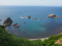 風は強いですが天気は良かったので、島武意海岸に来てみました。
去年来た時よりも積丹ブルー♪