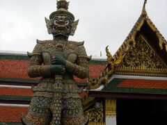 寺院内には、ヒンズー教の守護神が見張っています。この像は、スワンヌプーム国際空港の出国エリアにも２体立っています。