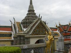 タイ寺院特有の細かな彫刻で寺院や僧を敬う国民性が良く判ります。