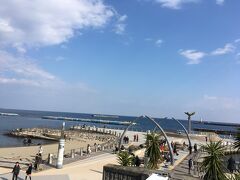 熱海サンビーチから繋がっている、熱海親水公園ムーンテラスへ。

地中海のコートダジュールをイメージして作られた公園とスカイデッキは夜にはライトアップもされているそうです。
また、恋人の聖地と認定されていて、奥のモニュメントの所定の場所に手をかざすと恋愛運向上だとか...。