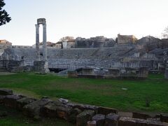 「古代劇場（Theatre antique d'Arles）」
紀元前１世紀末に造られた１万人収容の劇場です。
現在でも、様々な祭典やコンサートなどが行われています。
