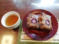 食事をしたところですが、坂本菓子舗さんで「もみじ饅頭」をいただきました。出来立てでホカホカです。無料のお茶サービスもあります。(休憩するには、良いかもです。)