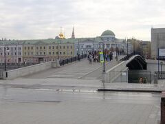 運河に架かるトレチャコフ美術館へのルシコフ橋．

