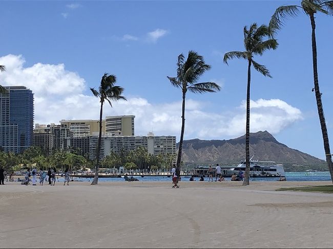 海へ。<br /><br />ダイヤモンド・ヘッドが見えます。